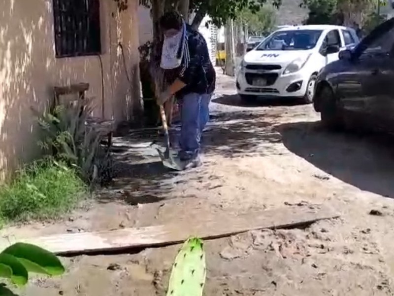 Sacamos agua con palas: vecinos desesperados por derrames en La Paz