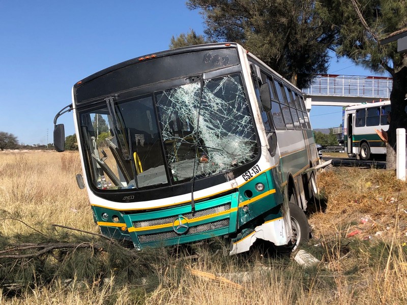 Sacan de camino a autobús en carretera a San Luis
