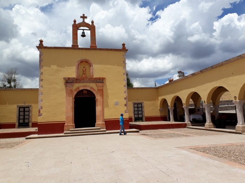 Sacerdote cobra sacramentos en Bracho