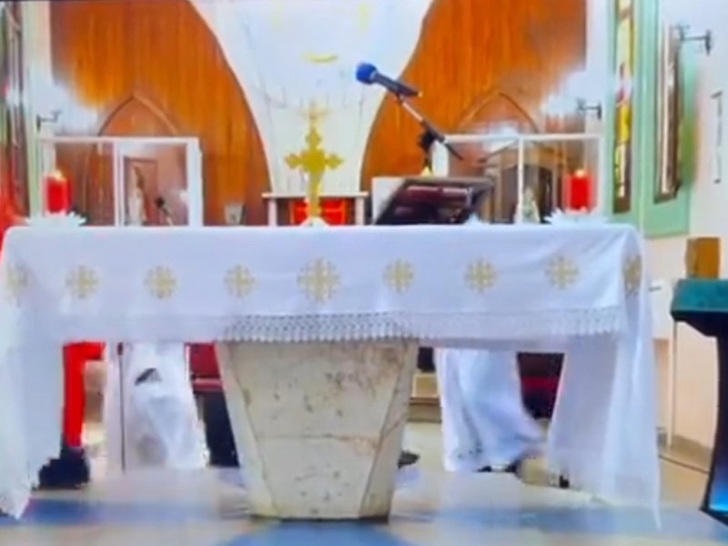 Sacerdote, monaguillos y fieles, abandonan misa durante terremoto en Haití