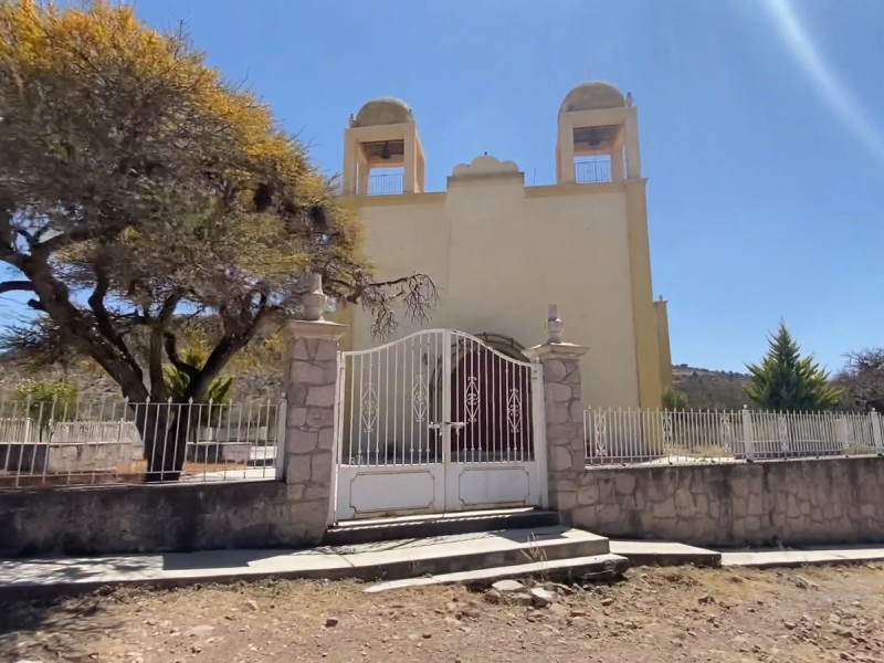 Sacerdotes atentos para regresar a templo de Jerez