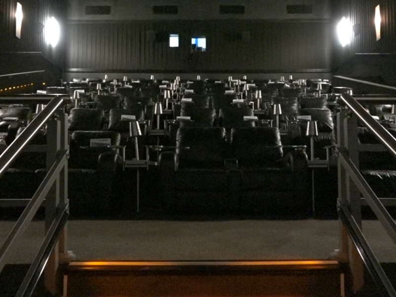 Salas de cine listas para proyectar peliculas