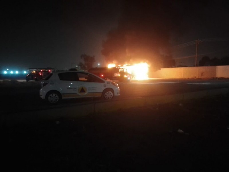 Saldo blanco camión incendiado en Central Camionera en Torreón