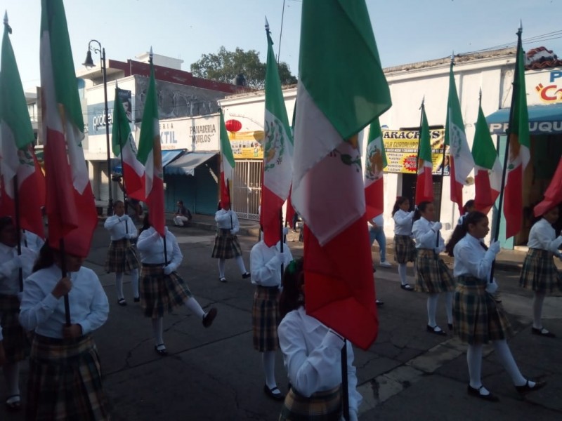 Saldo blanco, desfile cívico y militar en Colima