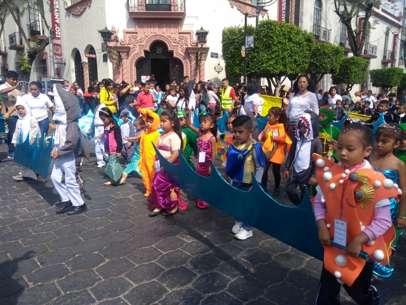 Saldo blanco en desfile de la primavera