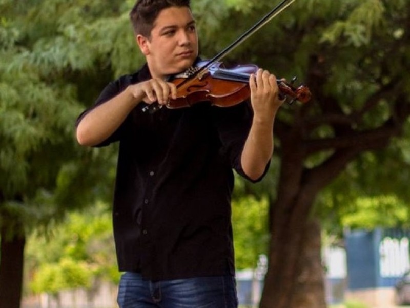 Sale a calle a tocar su violín para obtener ingresos
