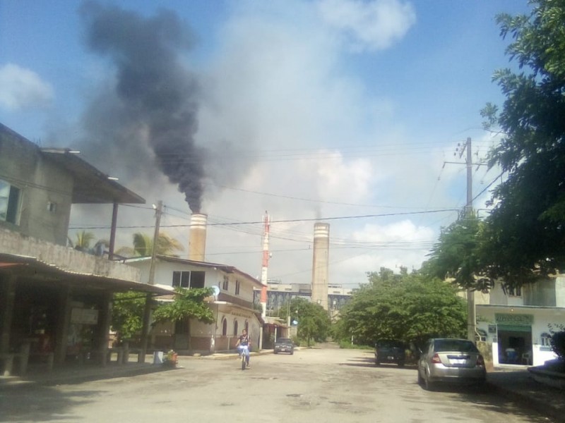 Sale humo negro por explosión en termoeléctrica, denuncian en Petacalco