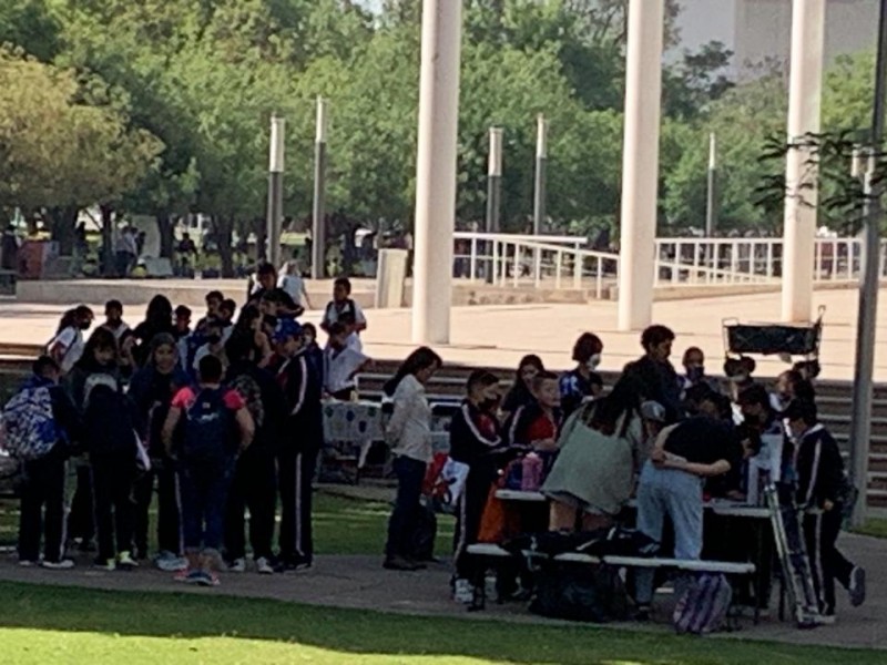 Salen niños de las aulas a festejar su día.