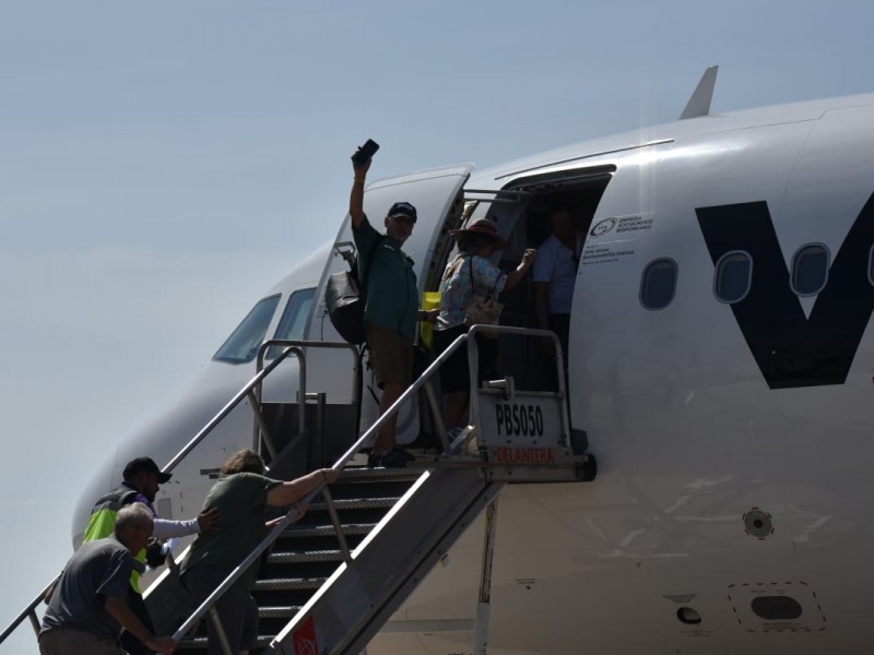 Salen primeros vuelos de Acapulco a CDMX con turistas varados