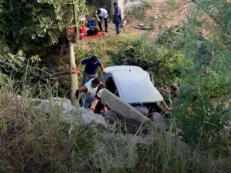 Salida de vehículo en Tehuantepec deja dos jóvenes lesionados