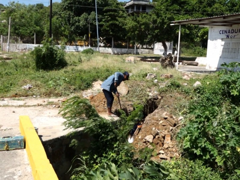 Salina Cruz; atienden una de varias fugas de agua potable