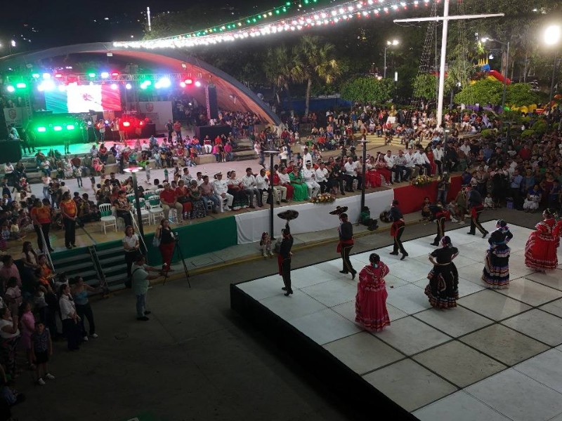 Salina Cruz conmemoro grito de independencia celebrándolo con música, tradición y alegría