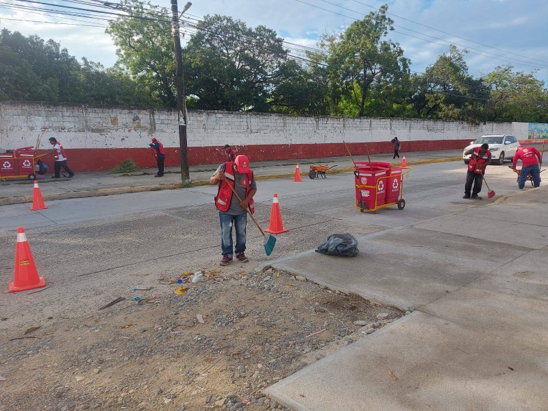 Salina Cruz refuerza programa de limpieza en espacios públicos