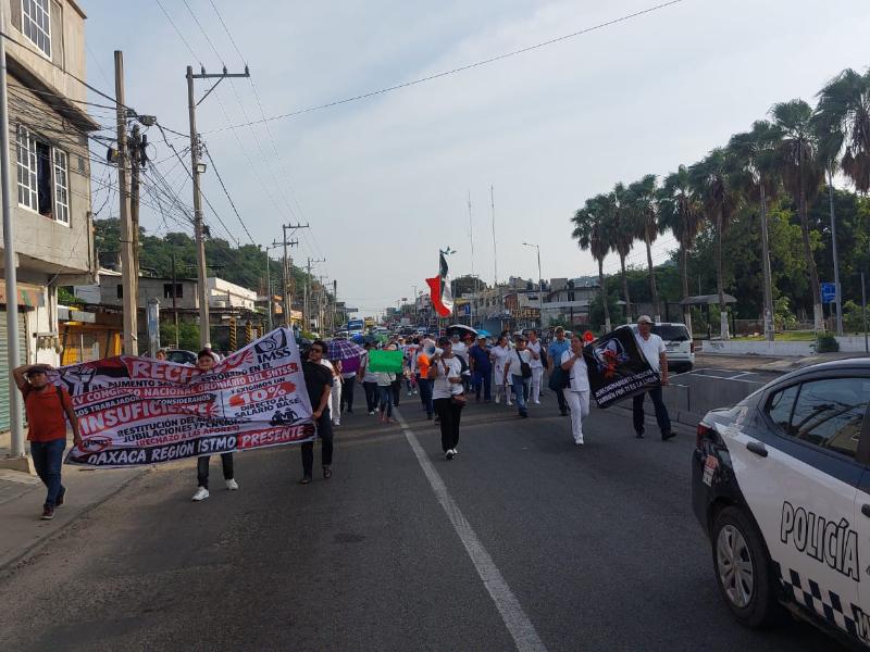 Salina Cruz se suma a megamarcha del Instituto Mexicano del Seguro Social