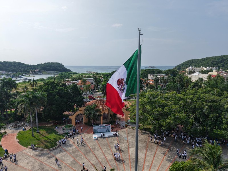 Salina Cruz, Matías Romero y Huatulco celebran Independencia con actos cívicos escolares