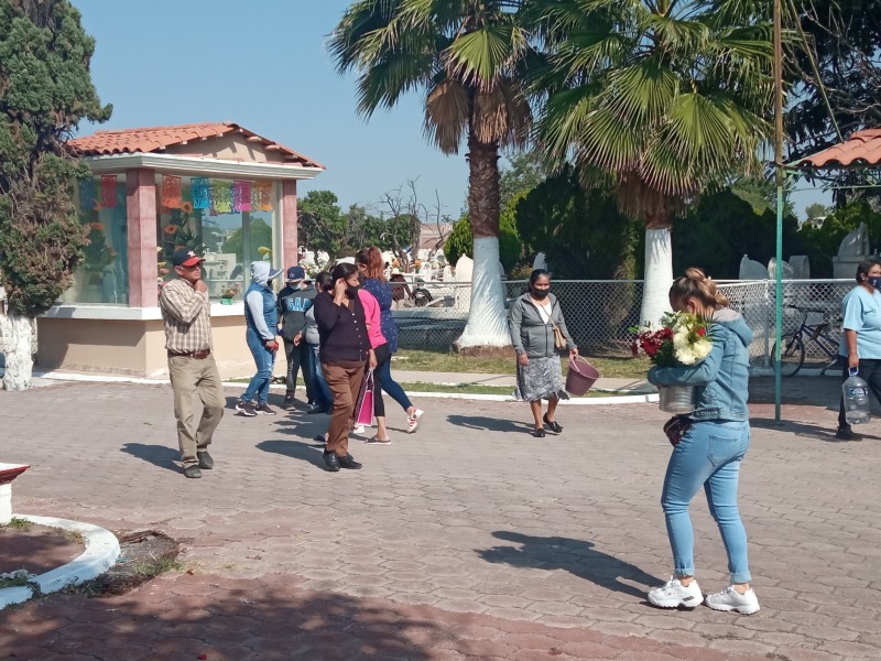 Salmantinos visitan cementerios para arreglar tumbas de difuntos