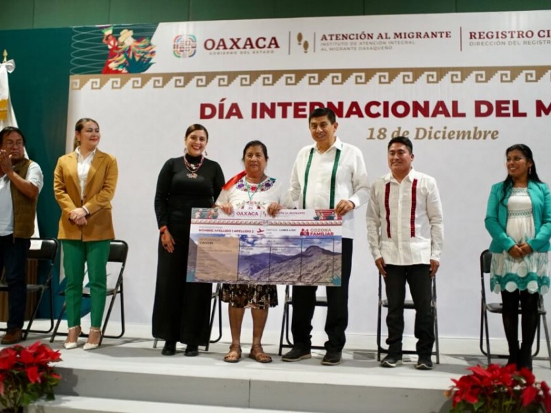 Salomón Jara, entrega actas de doble nacionalidad a migrantes oaxaqueños