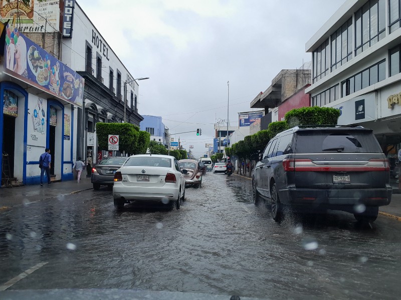 Salpicar agua a peatones mientras manejas amerita multa