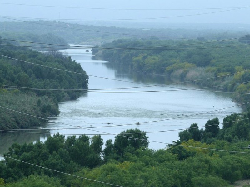 Salvan a 30 migrantes que cruzaban el Río Bravo