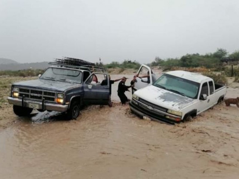 Salvan a familia atrapada en un arroyo por lluvias