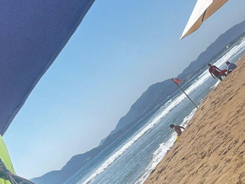 Salvan a tres adolescentes con riesgo de ahogamiento en Manzanillo