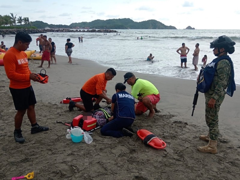 Salvan a una menor de ahogarse en playa Linda
