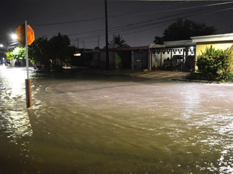 Salvan bomberos a persona de aguas del canal Lázaro Cárdenas