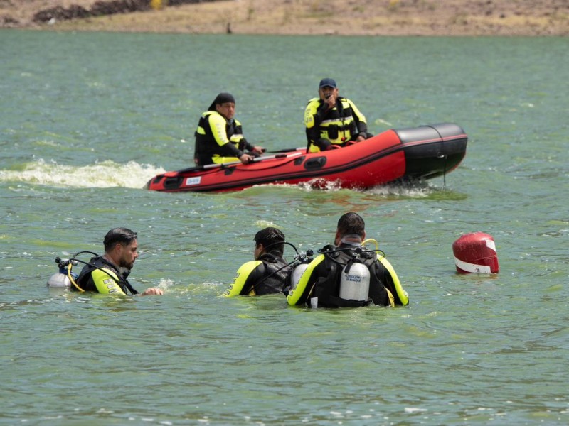 Salvan en El Marqués a dos imprudentes de morir ahogados