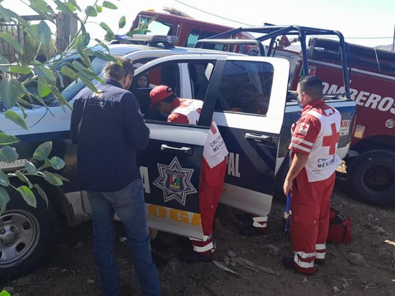 Salvan policías a familia en incendio de vivienda