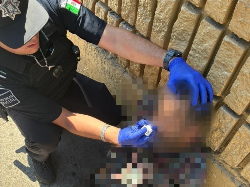 Salvan policías con dosis de naloxona a persona con sobredosis de fentanilo