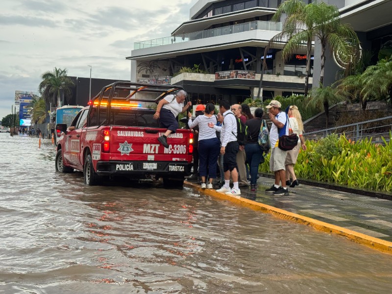 Salvavidas apoyan a turistas varados en Mazatlán