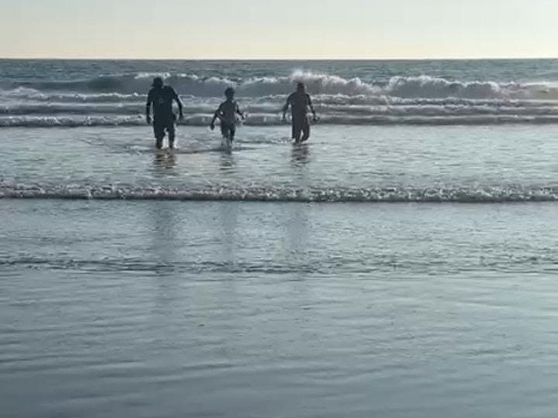 Salvavidas de Puerto Arista rescatan de ahogarse a menor de edad