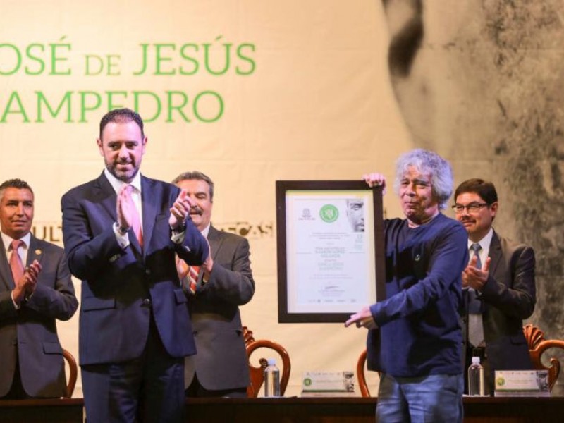 Sampedro galardonado con el Premio López Velarde