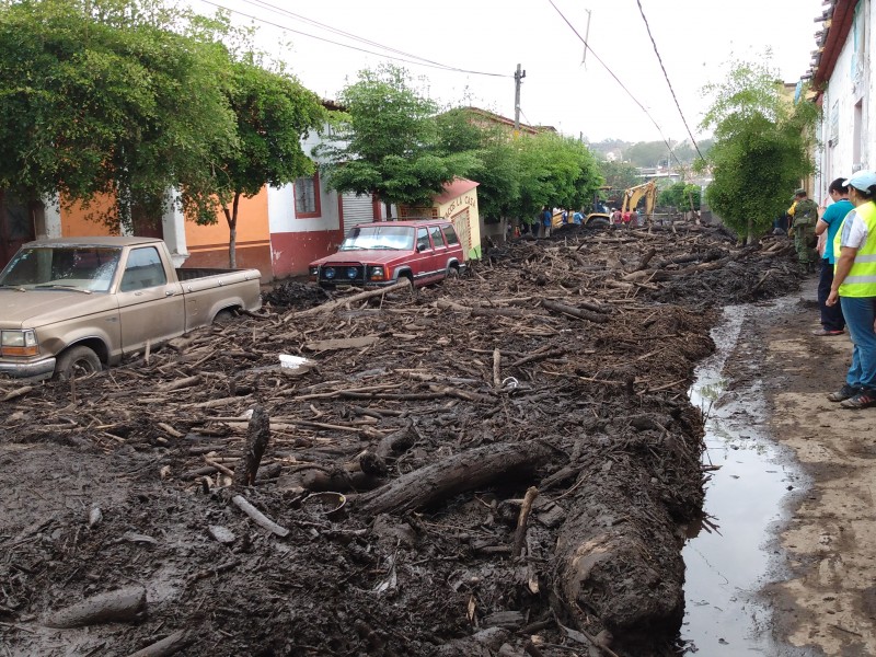 San Gabriel, bajo lodo y troncos talados