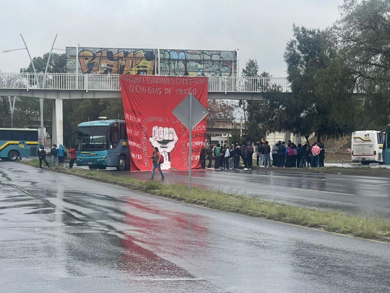 San Marqueños bloquean circulación vial, piden pago de becas