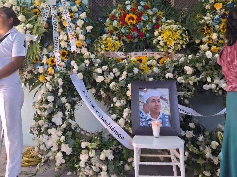Con honores despiden a marino Ikoost: Adal Jair