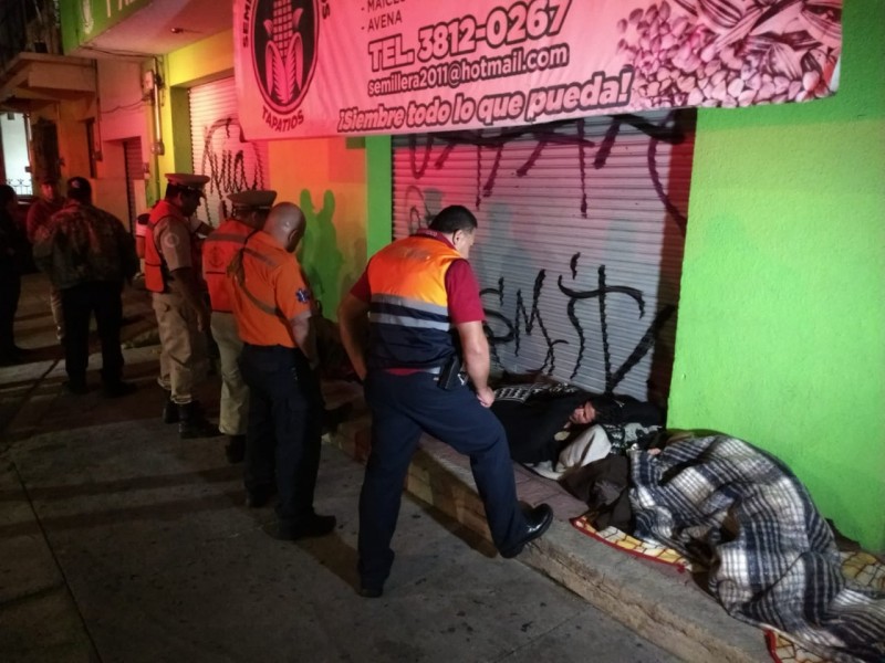 Dan refugio a personas en situación de calle