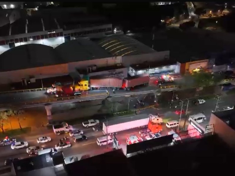 Sancionan a chofer de tráiler que quedó suspendido en puente vehicular