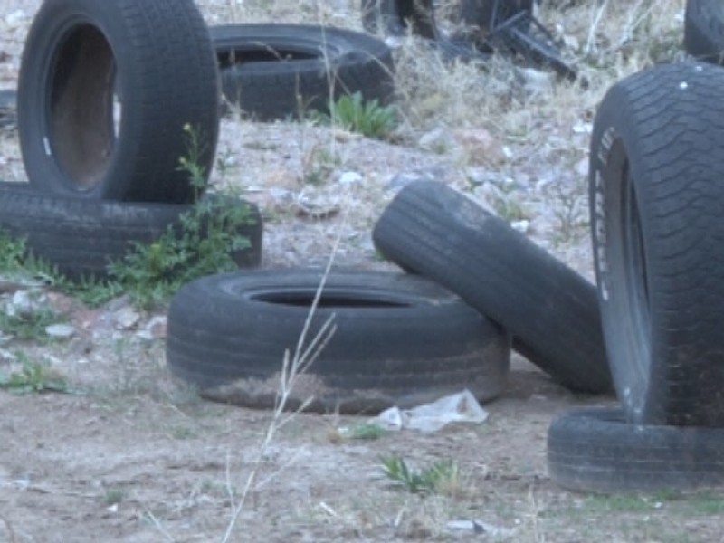 Sancionarán a policías que tiraron llantas en terreno baldío