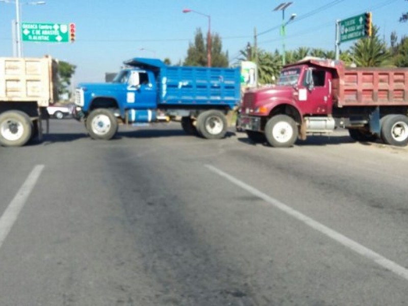 Sancionarán bloqueos de transportistas revocando concesiones: SEMOVI