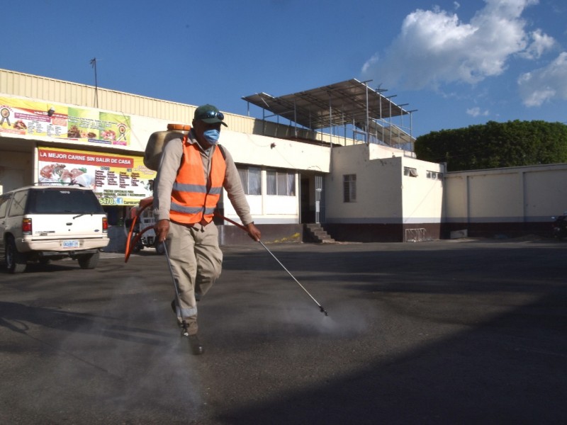 Realizan sanitización en lugares públicos