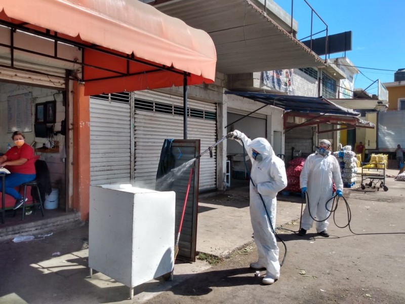 Sanitizan el Mercado de Abastos