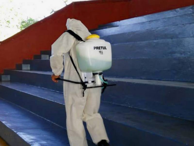 Sanitizan espacios deportivos en el municipio