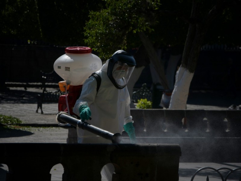 Sanitizan espacios públicos de Morelia