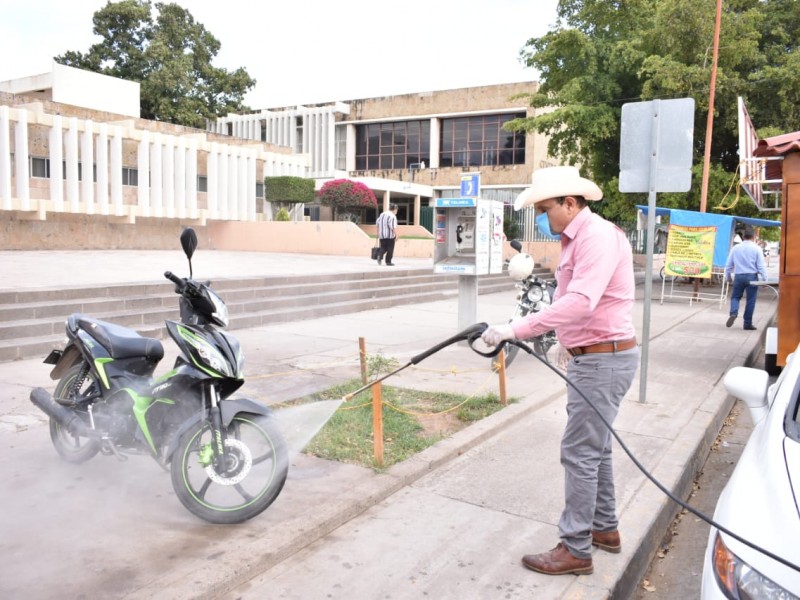 Sanitizan espacios públicos en Guasave