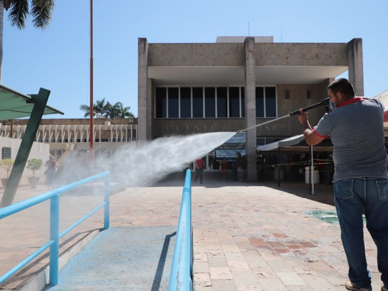 Sanitizan establecimientos   para prevenir el COVID19