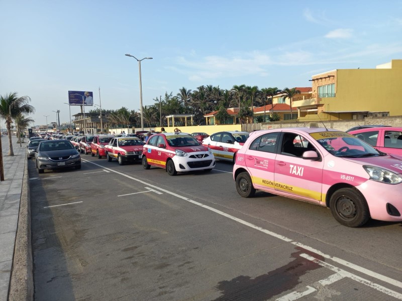 Sanitizan mil taxis que circulan en la zona conurbada