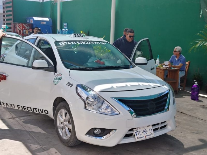 Sanitizan unidades de taxi en Los Mochis