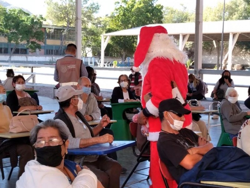 Santa Claus visita a adultos mayores en último día de vacunación de refuerzo