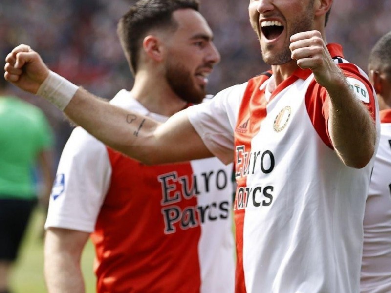 Santiago Giménez se corona campeón con el Feyenoord